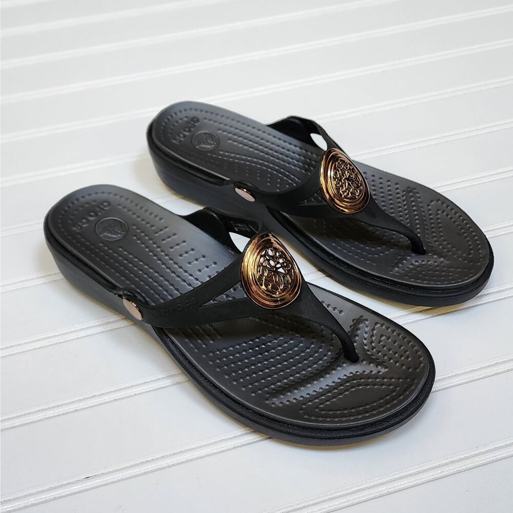Crocs Women's Sanrah Gold Circle Embellished Wedge Flip Sandals Size 8 Black